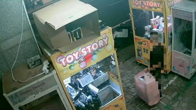 台南市無業施姓男子日前接連在北區2間娃娃機店行竊，總計偷走價值新台幣20餘萬元商品，警方調閱監視器循線追人，依法送辦。（台南市警局提供）中央社記者張榮祥台南傳真　114年10月4日   