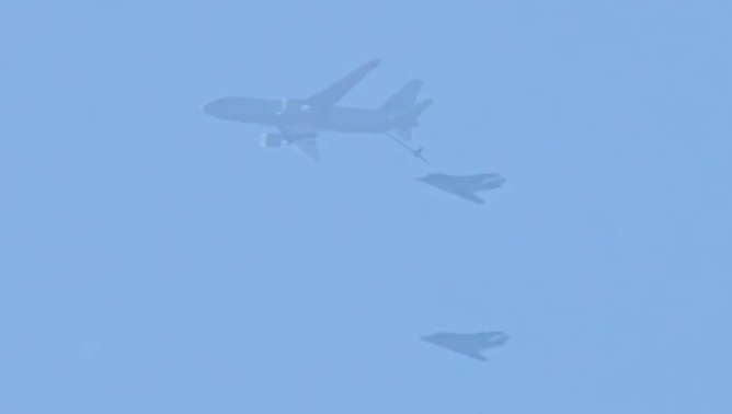  飛馬座ＫＣ-４６空中加油機替兩架 F-117 隱形攻擊機加油被拍到 圖 : 翻攝自國平視野 
