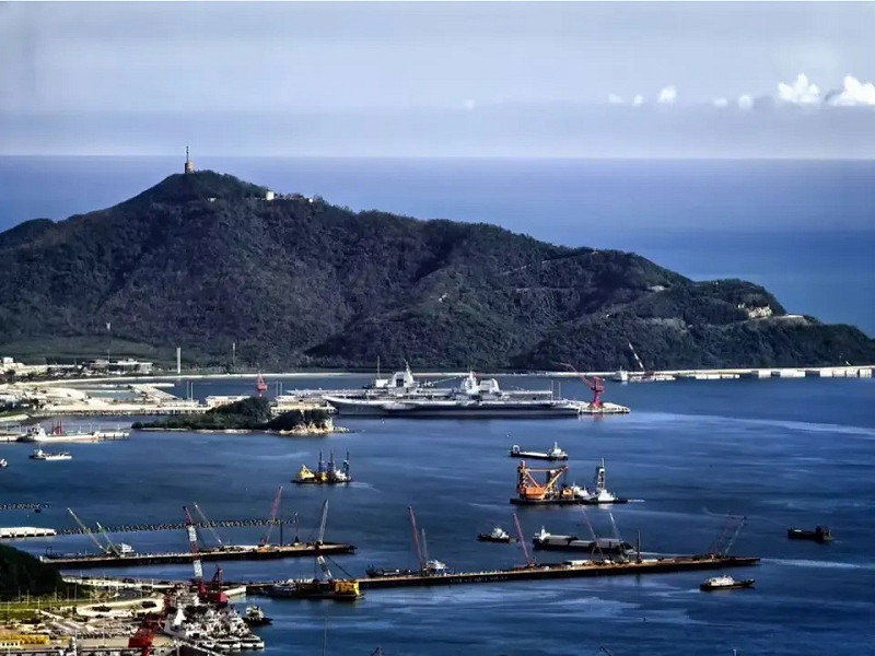 福建艦與山東艦並肩靠泊三亞，傳 10 月 18 日舉行入列典禮。   圖：翻攝自國平視野