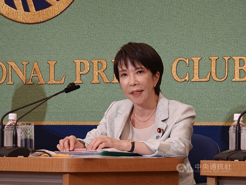 自民黨總裁選舉4日投開票，64歲的前經濟安全保障大臣高市早苗能否成為日本首位女首相備受關注。她從政逾30年，3度參選自民黨總裁。高市理想領導人是英國前首相佘契爾夫人，曾說憧憬台灣的前總統蔡英文。圖為9月24日高市參加自民黨總裁選舉5候選人辯論會情形。   圖 : 中央社/提供