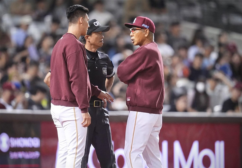 中華職棒樂天桃猿隊確定以年度勝率第3闖進季後賽，總教練古久保健二（右）4日表示，選手一整年下來真的很努力，之後會朝目標邁進。（樂天桃猿提供）   