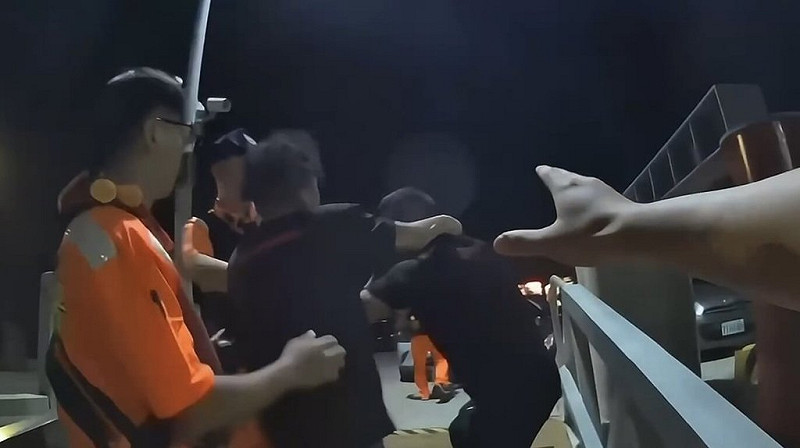 金門縣4日凌晨有民眾在海上作業時發生糾紛，雙方返回漁港後發生衝突，岸巡隊獲報由九宮安檢所派員制止，並通報金城警分局烈嶼分駐所協助。（海洋委員會海巡署金馬澎分署提供）中央社記者吳玟嶸傳真  114年10月4日   