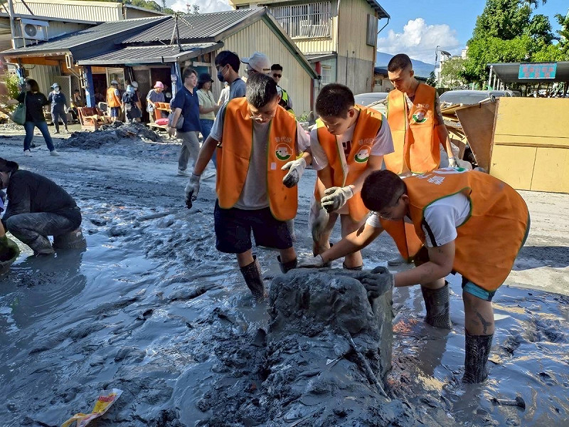 花蓮縣政府表示，此次勤務召集分兩梯次辦理，每梯次120人，共計240人投入救援與重建工作。   圖：內政部 / 提供