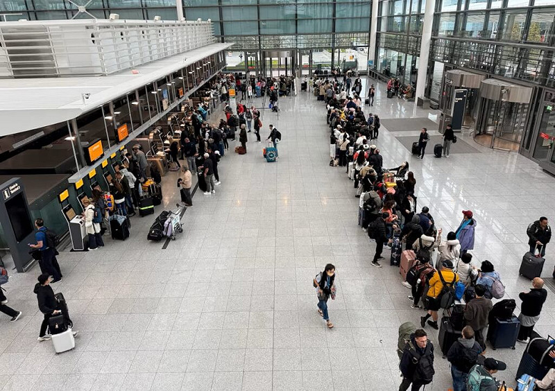 慕尼黑機場4日因無人機侵入，24小時內第二度關閉跑道，雖然數小時後逐步恢復航班起降，預料整日仍持續延誤。圖為機場大廳排隊旅客。（路透社）   