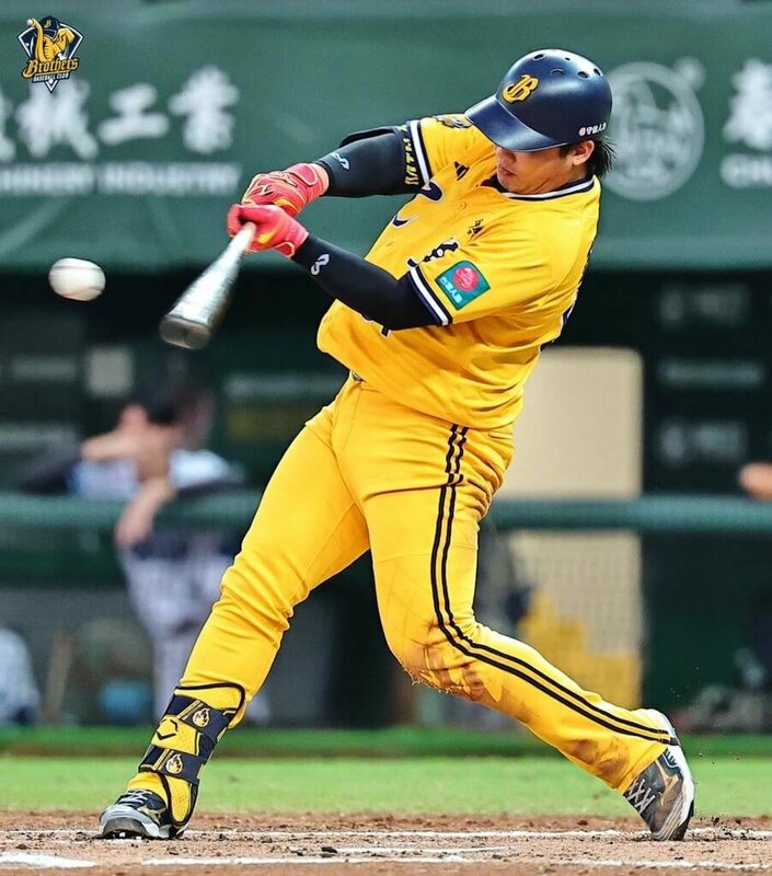 中華職棒中信兄弟隊4日靠著王政順（圖）轟出3分砲奠定勝基，終場就以4比1擊敗台鋼雄鷹隊、奪下3連勝，也是本季第70勝。（中信兄弟提供）中央社記者楊啟芳傳真  114年10月4日   