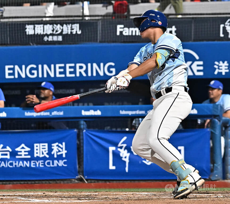 中華職棒富邦悍將隊本季主場最終戰4日在新莊棒球場登場，陣中王念好（圖）4打數敲出1支安打就是一發2分打點全壘打，助隊搶勝。中央社記者張新偉攝　114年10月4日   