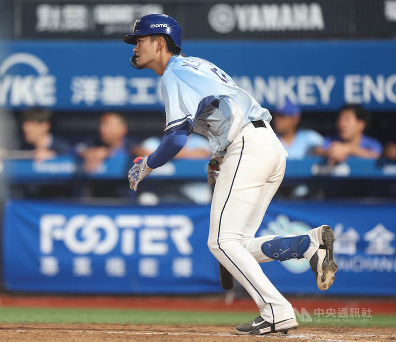 中華職棒富邦悍將隊本季主場最終戰4日登場，交手樂天桃猿隊，悍將潘瑋祥（圖）4局下敲出中外野方向一壘安打，帶有2分打點。中央社記者張新偉攝　114年10月4日   