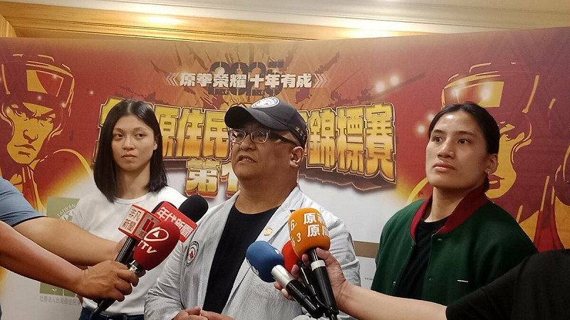 台灣原住民拳擊協會理事長徐富貴(中)接受媒體聯訪。   圖：孫家銘攝