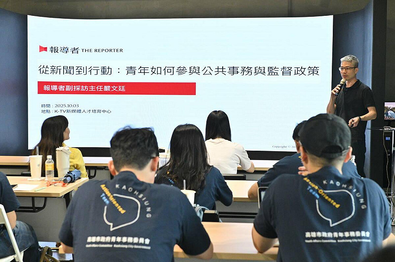 嚴文廷以調查報導案例，與青年委員分享媒體在公共改革中的角色。   圖：高雄市青年局/提供