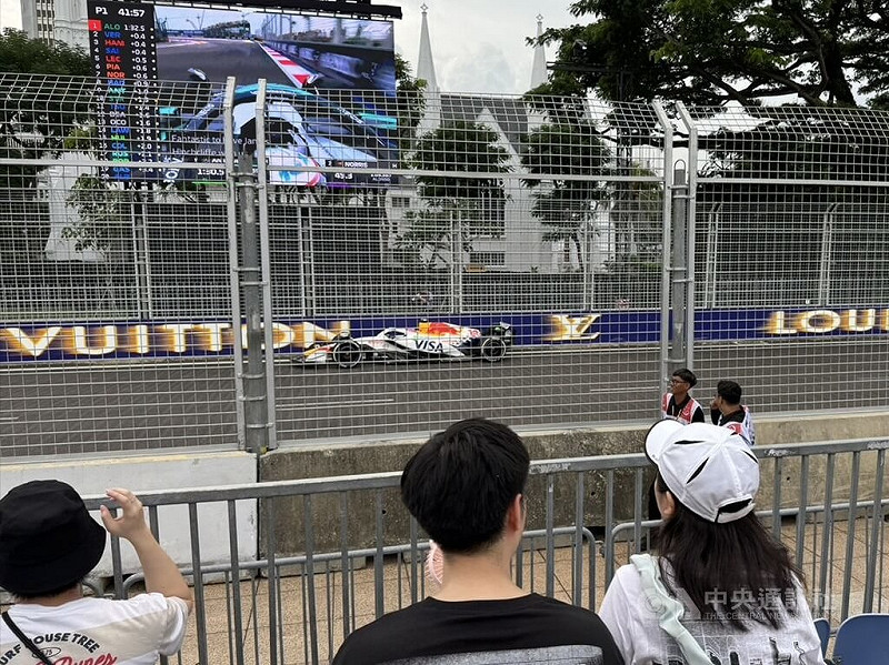 F1新加坡大獎賽3日至5日登場，獨特賽道設計融合了高速直線與高難度彎道，考驗車手在強烈G力下全神貫注。圖為3日練習賽畫面。中央社記者吳昇鴻新加坡攝 114年10月5日   