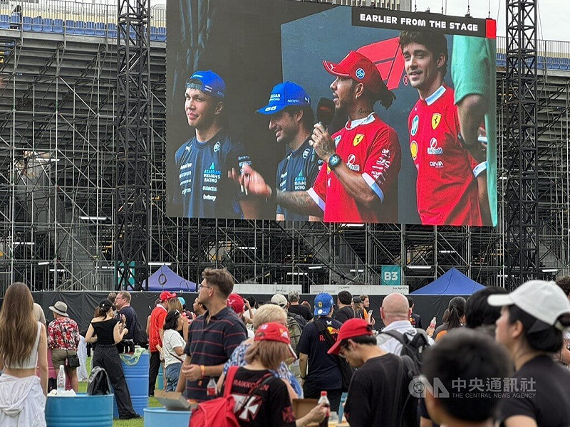 F1新加坡大獎賽3日至5日登場,來自不同車隊的車手在濱海灣賽道一較高下。圖為法拉利車隊車手韓密爾頓(螢幕上右2)等人現身與粉絲互動。圖為3日活動開幕時的車手互動環節。中央社記者吳昇鴻新加坡攝 114年10月5日