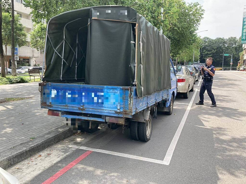 台中市警方4日獲報北區有停車格停放無牌照貨車，調派員警及拖吊車，2小時內將車輛拖離。有效維護市民停車權益。（民眾提供）中央社記者趙麗妍傳真 114年10月5日   