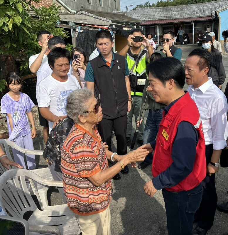 總統賴清德今天在內政部長劉世芳、嘉義縣長翁章梁等人陪同下，關心嘉義縣東石鄉的丹娜絲風災災民，視察受損民宅復原進度。   圖：內政部 / 提供