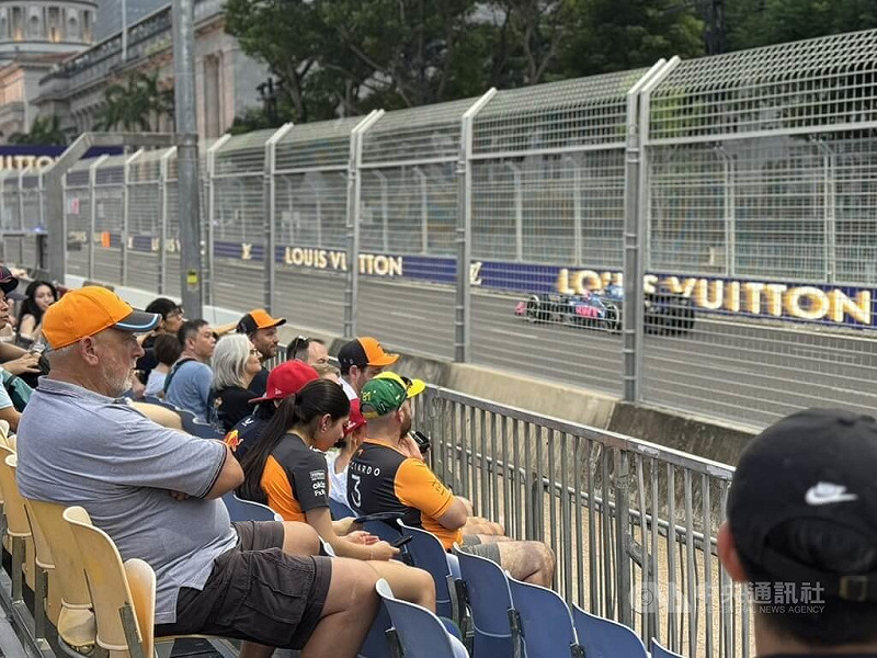 F1新加坡大獎賽3日至5日登場，讓全球車迷大飽眼福，盡享頂級賽車盛宴。圖為3日練習賽現場。中央社記者吳昇鴻新加坡攝　114年10月5日   