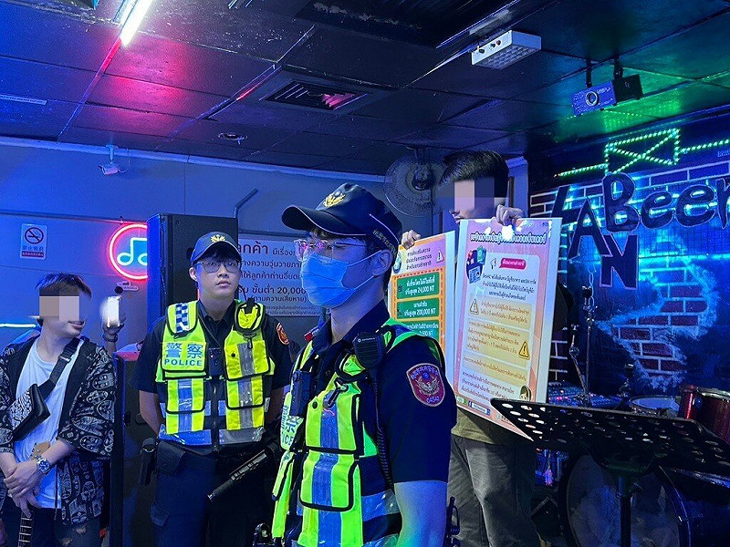 桃園市警局中壢分局會同移民署桃園專勤隊，執行「外來人口治安顧慮場所臨檢查察專案勤務」，警方也會持外文看板，同步向在場移工宣導「反詐騙、反毒、防制酒駕」。（桃園市警局中壢分局提供）中央社記者吳睿騏桃園傳真　114年10月5日   