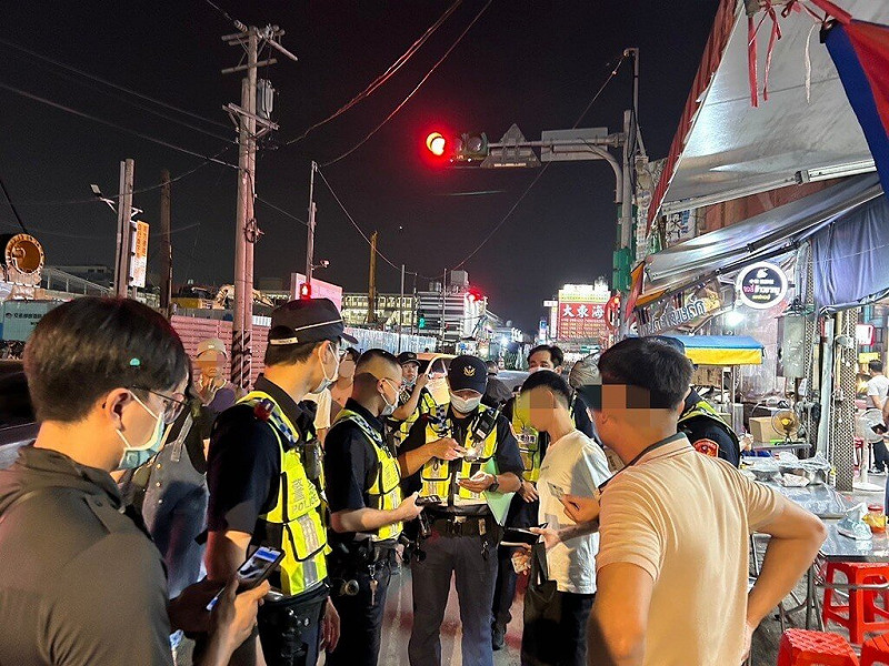 桃園市警局中壢分局5日表示，警方4日晚間會同移民署桃園專勤隊，執行「外來人口治安顧慮場所臨檢查察專案勤務」，查獲越籍失聯移工1名，統計教師節至中秋節連假期間共查獲15名違法移工。（桃園市警局中壢分局提供）中央社記者吳睿騏桃園傳真　114年10月5日   