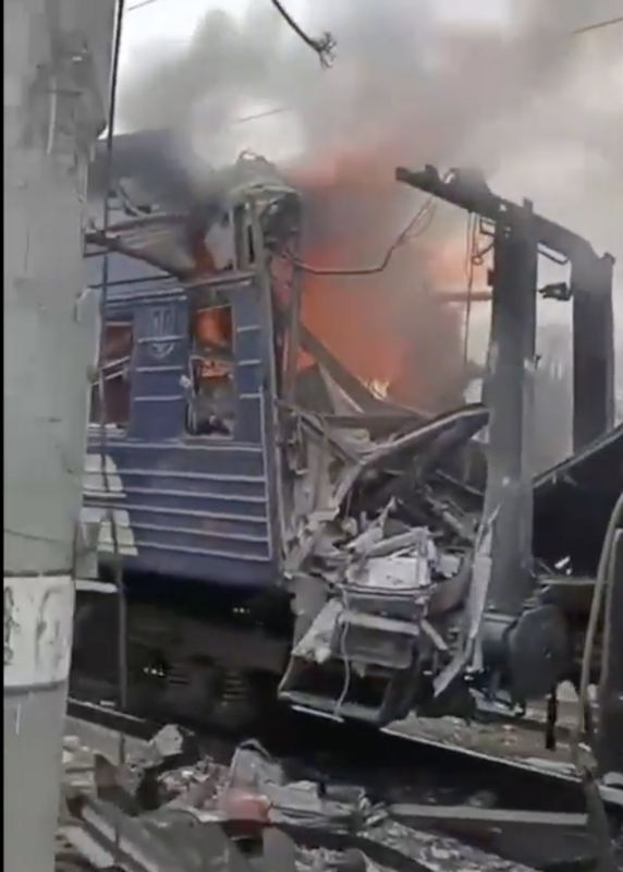 俄方動用無人機與導彈攻擊鐵路設施，當時有烏克蘭鐵路（Ukrzaliznytsia）員工與旅客在場，造成多人受傷與基礎設施嚴重受損。   圖：翻攝自 X  NEXTA