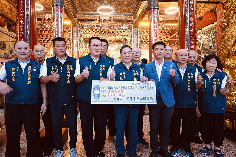 高雄大樹東照山關帝廟管理委員會捐贈100萬元協助花蓮救災，並邀請許智傑(前排右一)擔任見證人。   圖：許智傑辦公室/提供