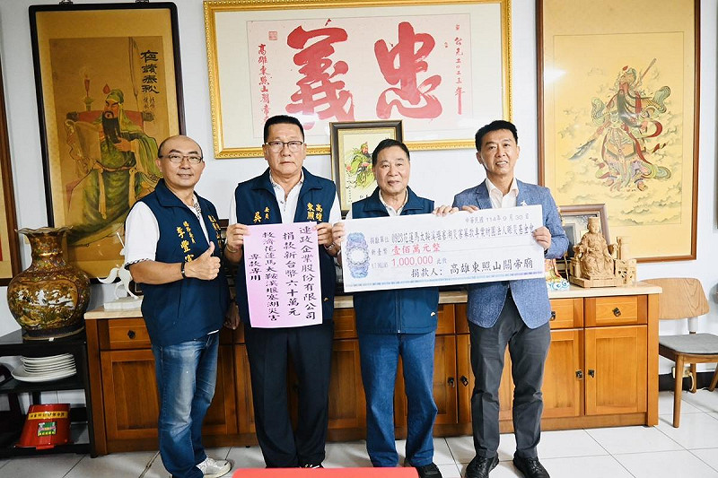 吳國寶(左二)以廟委身分再加碼捐贈新台幣60萬元。   圖：許智傑辦公室/提供