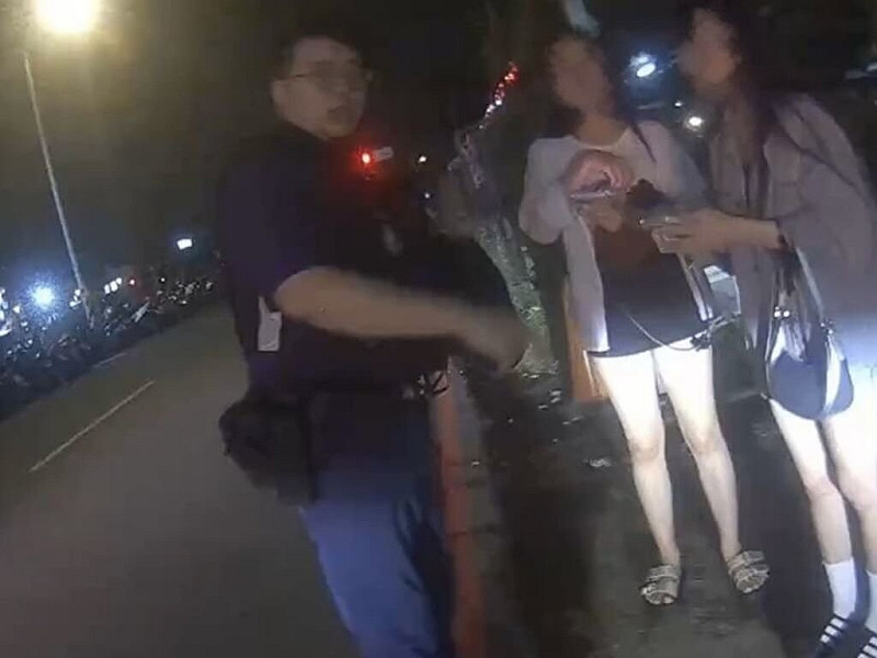 2名越南籍女子3日晚間因車資糾紛與計程車駕駛起衝突互控傷害，女子後續發文質疑報警後遭冷漠及差別對待。桃園市警局桃園分局5日表示，警方獲報後就依規定受理，並協助驗傷及移送法辦，並非如發文所說有冷漠及差別待遇。（桃園市警局桃園分局提供）中央社記者吳睿騏桃園傳真　114年10月5日   