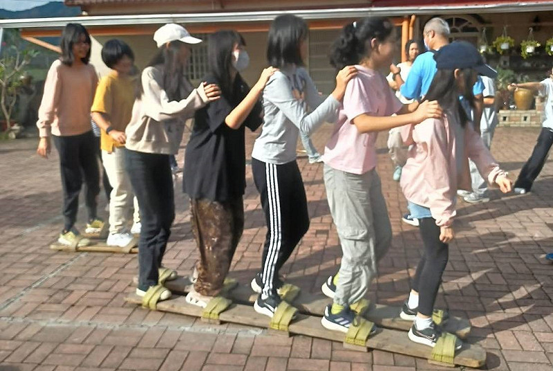 客家復古童玩協力木屐考驗團隊合作。   圖：美濃客家庄教學農場/提供