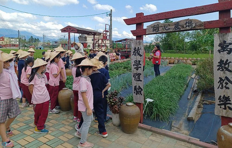美濃客家庄針對學校團體戶外教學、公司社團鄉土出遊設計一系列體驗課程供選擇。   圖：美濃客家庄教學農場/提供