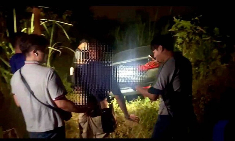 周姓男子（中）3日在雲林縣虎尾偷走一輛未熄火BMW轎車，車內休息女乘客則被帶走，隨後在高鐵站被放下車；警4日於嘉義縣逮捕周男並尋獲失竊轎車。（警方提供）中央社記者黃國芳傳真　114年10月5日   