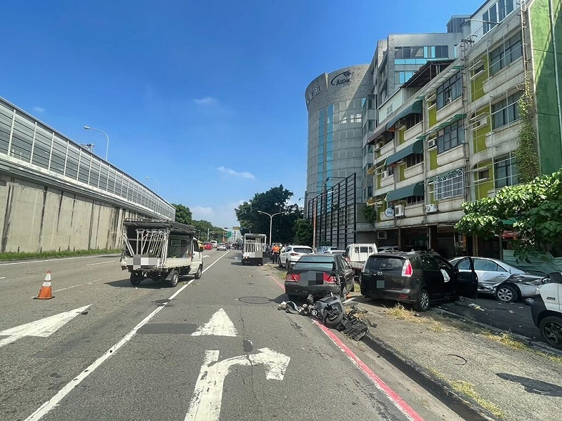 52歲李男5日開車沿高雄市建國高速公路東側便道由南往北行駛，不慎撞擊前方70歲顏姓小貨車駕駛車輛，再向右偏移撞擊43歲盧姓機車騎士，並波及路邊停放的5部自小客車，造成李男昏迷，送醫救治中；顏男擦挫傷自行就醫；盧女手部受傷、意識清楚，送醫救治無大礙。（高雄市政府警察局苓雅分局提供）中央社記者張已亷傳真　114年10月5日   