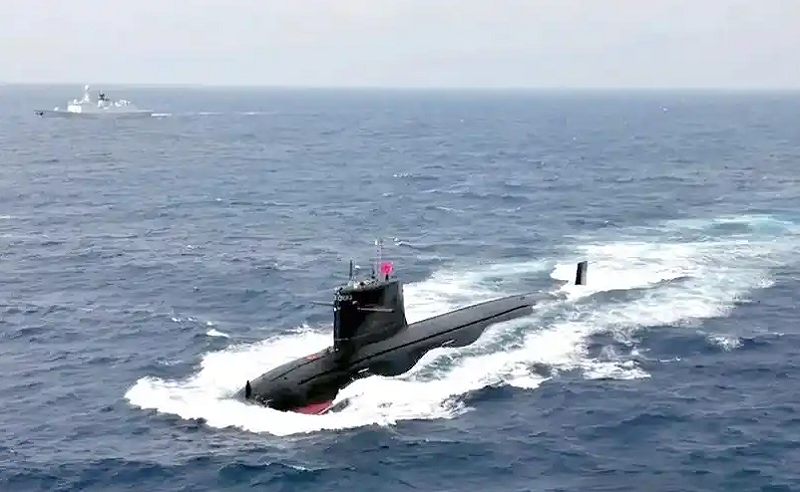而更先進的 095 型潛艦則被視為「中國版海狼級」，據傳將採用自然循環反應爐、X 型尾舵與無軸泵噴推進系統，噪音控制可低至 90 分貝，接近美軍改進型弗吉尼亞級水準。   圖 : 翻攝自騰訊網