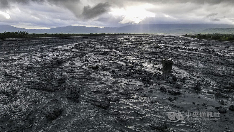 花蓮馬太鞍溪堰塞湖溢流，馬太鞍溪橋不敵大水重擊遭沖斷，圖為9月24日馬太鞍溪橋橋墩佇立在泥水中。（中央社檔案照片）   
