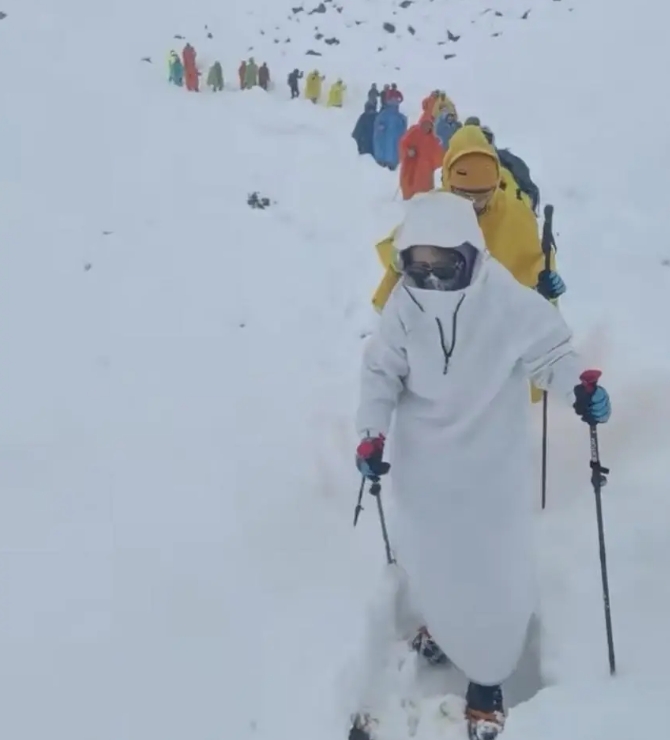  下山的遊客步行穿越雪地。 圖 : 翻攝自極目新聞 