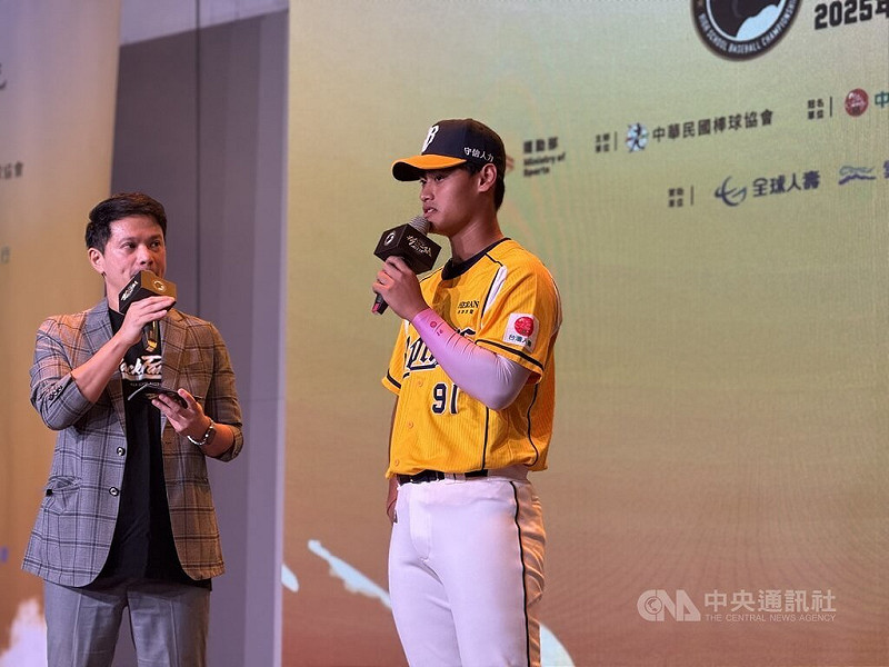 中華職棒中信兄弟隊投手張祖恩（右）2025年接受手肘韌帶重建手術，進度若沒問題，2026年春訓可望進入牛棚階段，他5日在記者會中也鼓勵學弟妹們，珍惜在場上打球的時光，享受棒球。中央社記者謝靜雯攝　114年10月5日   