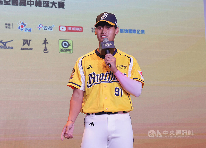 2025第13屆中信盃黑豹旗全國高中棒球大賽26日將正式開打，中華職棒中信兄弟隊投手張祖恩（圖）5日以學長身分出席開賽記者會，鼓勵學弟妹珍惜在場上打球時光、享受棒球，不要覺得棒球是很困難的事。中央社記者裴禛攝 114年10月5日   