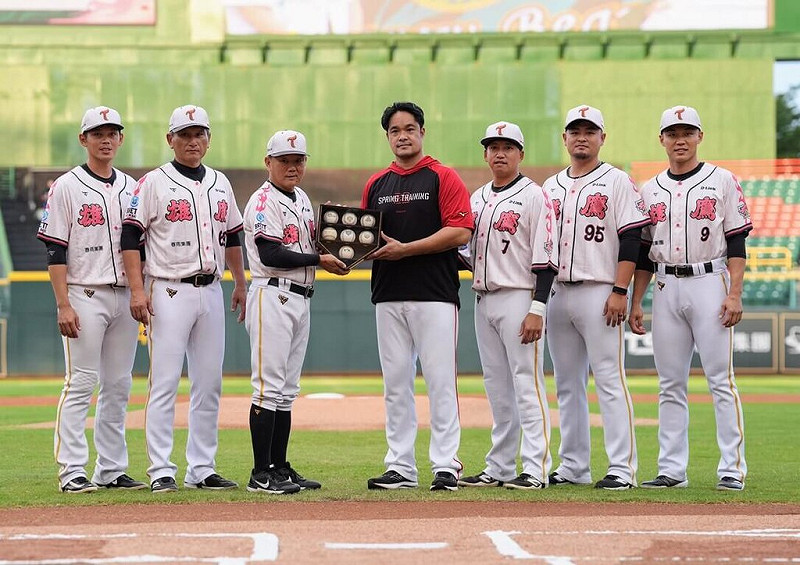 退役球星林智勝（中）5日他隨味全龍隊重返職棒生涯起點澄清湖球場，主場台鋼雄鷹隊精心準備7顆紀念球，並由過去曾經同隊的教練洪一中（左3）、蔡昱詳（左2）、隊友郭永維（右3）、王躍霖（右2）、王柏融（右）、杜家明（左）一同代表贈予林智勝。（台鋼雄鷹提供）中央社記者謝靜雯傳真　114年10月5日   
