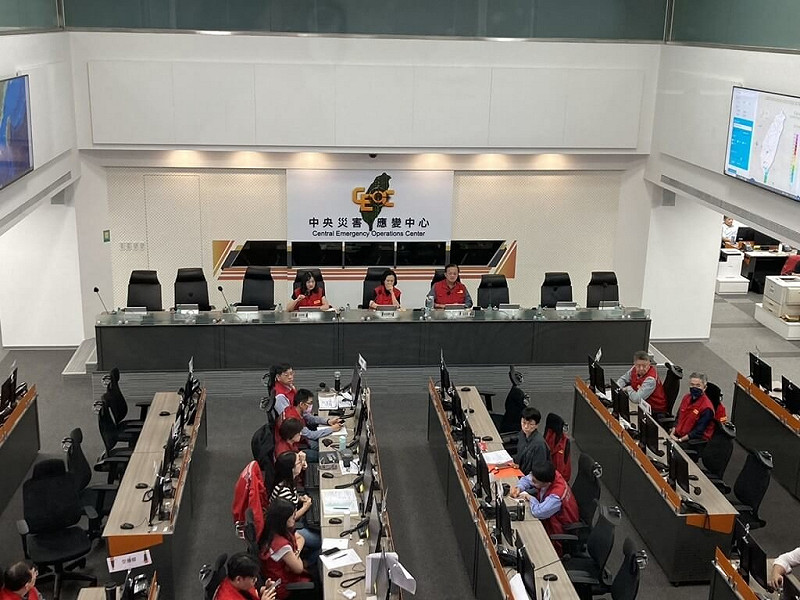 花蓮馬太鞍溪堰塞湖專案中央災害應變中心5日傍晚進行第29次工作會報暨情資研判會議，災變中心指出，目前已完成馬太鞍溪5公尺高臨時土堤加高作業，預計11日完成臨水面噴凝土和鋼網。（中央災害應變中心提供）中央社記者黃麗芸傳真 114年10月5日   