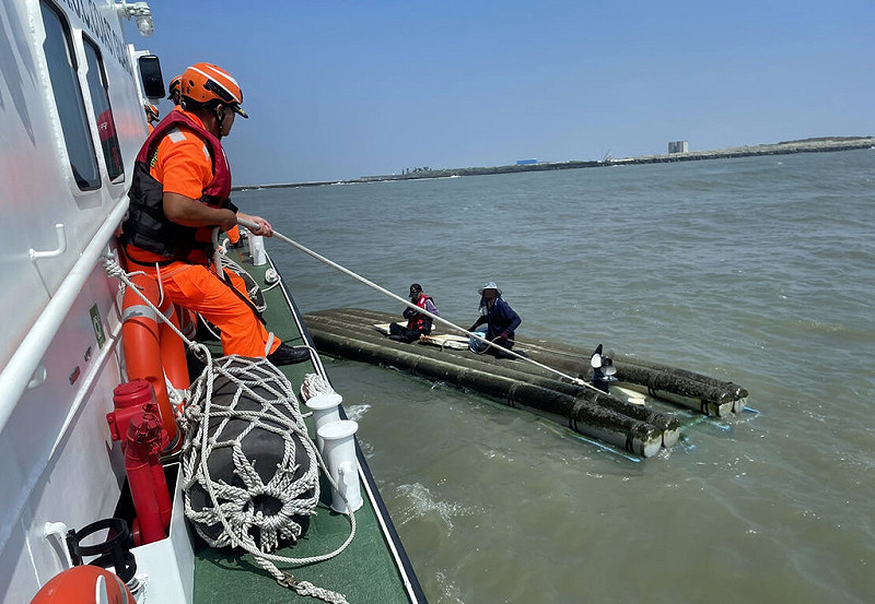 海巡署第5巡防區5日下午獲報指布袋商港北堤外海域0.2浬處有膠筏翻覆，巡防艇隨即趕抵現場救起2名落海漁民，但2人指出尚有1名漁民落海失聯，海巡等單位持續搜救至入夜，仍未發現失聯者。（海巡署第十三海巡隊提供）中央社記者黃國芳傳真　114年10月5日   