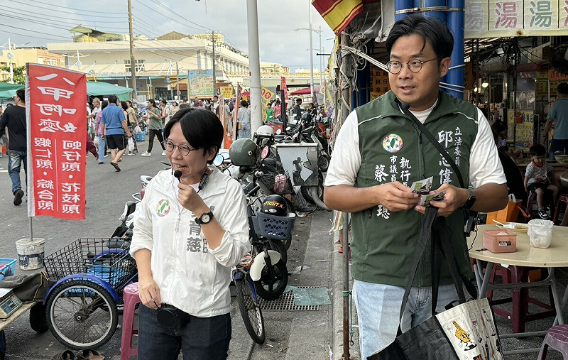 蔡秉璁(右)與梁育慈(左)共同發放火種，象徵延續「民主火苗」的精神。   圖：蔡秉璁/提供