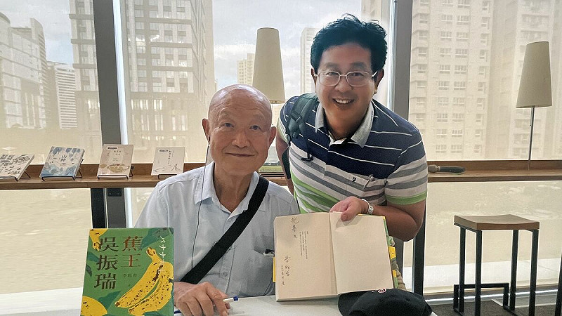 薛兆基(右)出席李旺台(左)的專題演講。   圖：薛兆基競選總部/提供