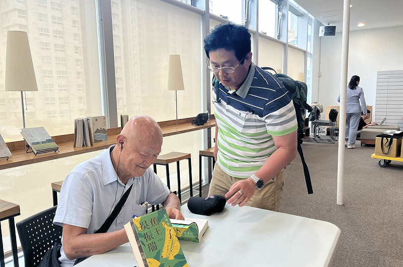 李旺台(左)在著作上為薛兆基(右) 簽名。   圖：薛兆基競選總部/提供