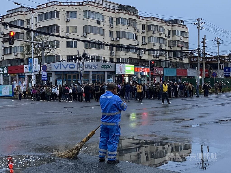 有不少工人至北京南六環附近的馬駒橋尋找工作。圖為清晨6時許，北京南六環附近的馬駒橋聚集不少日結工人。   圖：中央社記者謝怡璇北京/攝