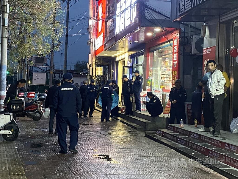 有不少工人至北京南六環附近的馬駒橋尋找工作。圖為清晨5時許，應聘保安的日結工人換上制服，準備工作。   圖：中央社記者謝怡璇北京/攝