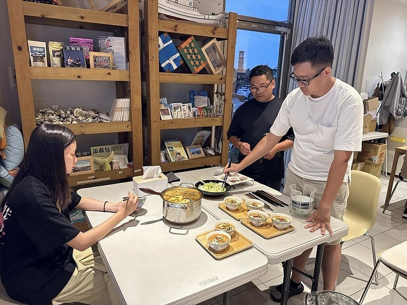 青年宋修宇在「大小港邊，熱帶漁林」共享空間舉辦「泰國食魚文化」分享會，分享泰國各大魚市場與傳統小吃的觀察，探討泰台兩地的食魚文化差異與連結。   圖：青年署提供