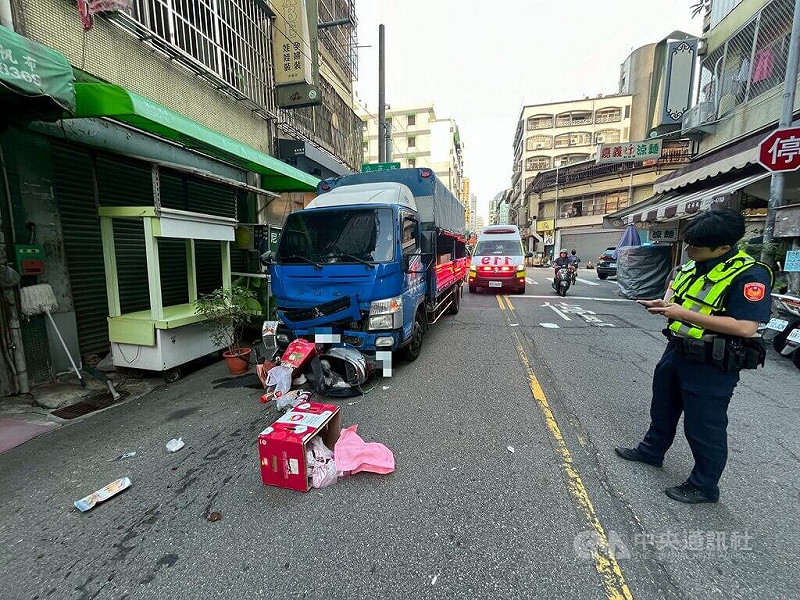黃姓女子6日上午駕駛小貨車欲前往送貨，行經台中市西區1處路口時，與騎機車準備前往擺攤的陳劉姓女子發生碰撞，機車騎士送醫後傷重不治。（翻攝照片）中央社記者蘇木春傳真 114年10月6日   