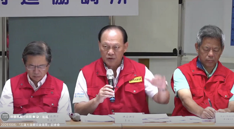 季連成（中）說，遷村是個複雜的問題。   圖：翻攝自行政院臉書直播