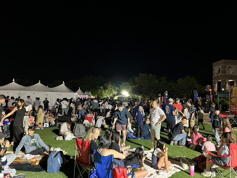 美國亞利桑那州鳳凰城舉行雙十國慶活動，當地居民、僑胞、留學生與台積電員工共7000人參與，在大學校園的草皮上觀賞台積電贊助的無人機演出。   圖：駐洛杉磯辦事處提供