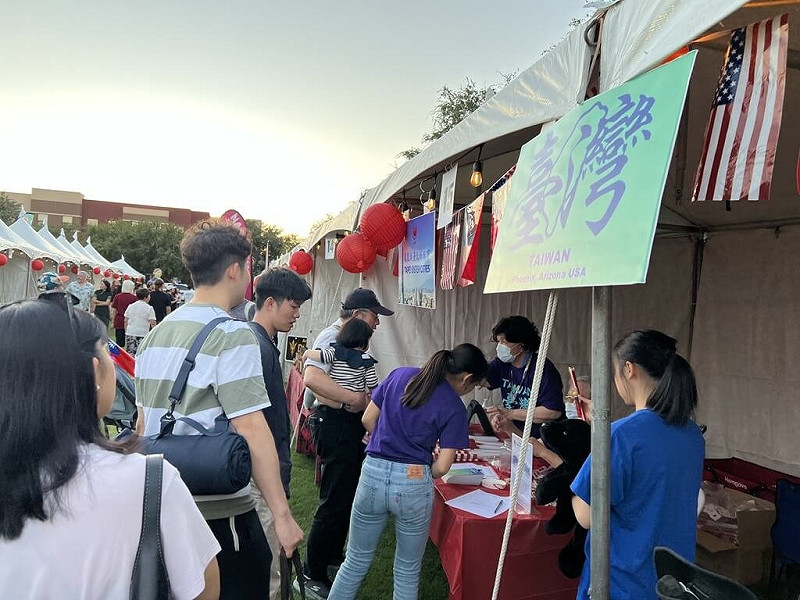美國亞利桑那州鳳凰城舉行雙十國慶活動，僑胞擺設攤位，向美國不同族裔介紹台灣。   圖：駐洛杉磯辦事處提供
