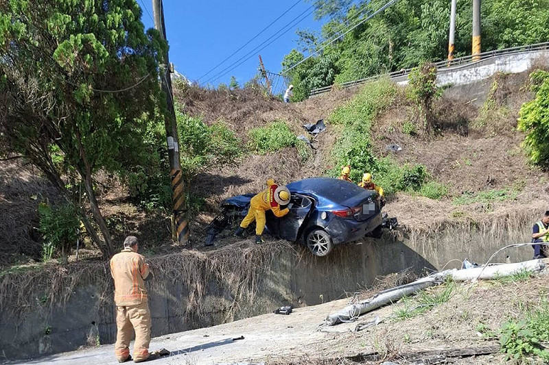 台南市左鎮區4日上午發生1死2傷車禍，遭撞機車騎士傷重不治，肇事自小客車滑落邊坡，車上2人一度受困，由消防人員協助脫困送醫。（讀者提供）中央社記者楊思瑞台南傳真　114年10月6日   