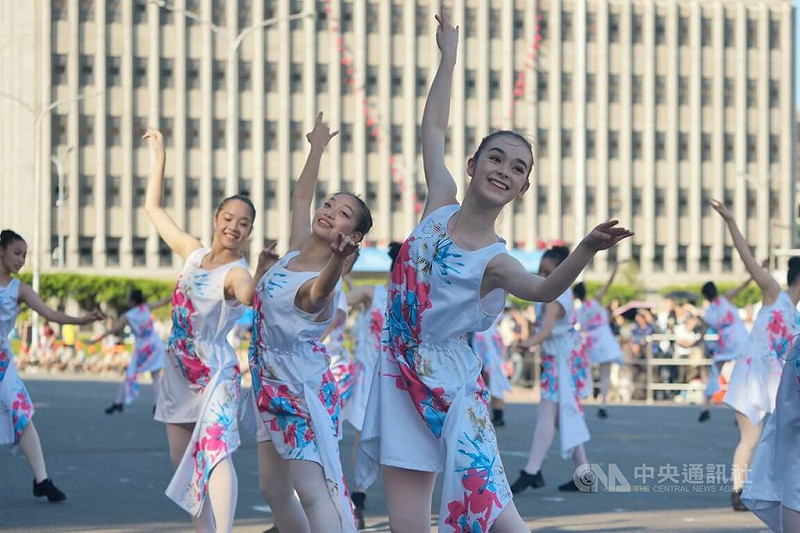 114年國慶大會即將登場，國慶籌備委員會6日在總統府前預演，主題表演之一為客家委員會邀請舞者帶來「台灣細妹 放勢行」，跨界詮釋客家女性生命史與文化韌性。   圖：中央社提供