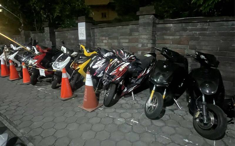 鄭男透過LINE群組號召封路飆車，警方循線逮捕後開出逾41萬元罰單。   圖：警方提供