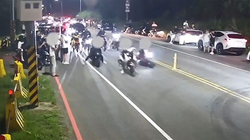 大量改裝機車騎士深夜飆車競速。   圖：翻攝畫面